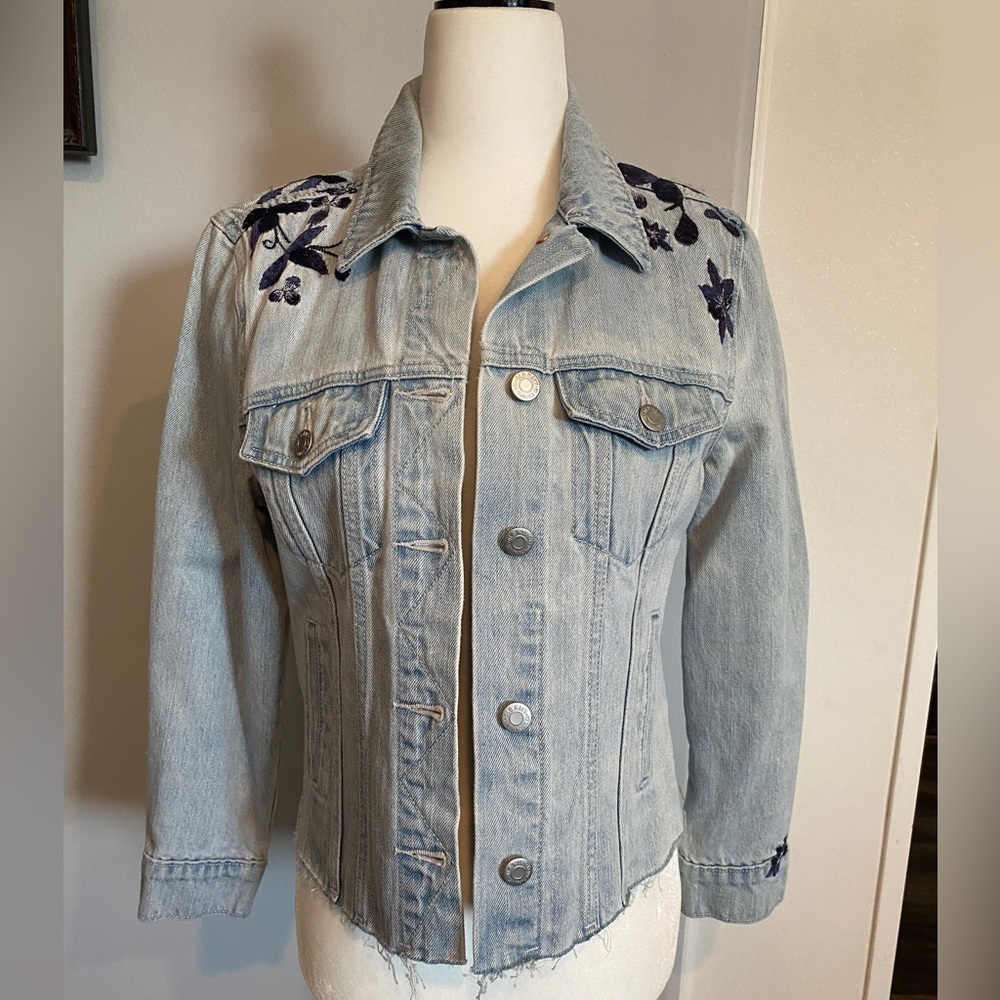 Old Navy Petite embroidered denim jacket - never worn!